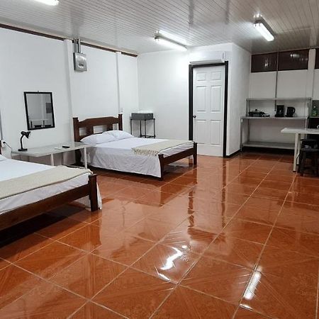 Sleep&Go! Cabina Cuadruple En Siquirres Centro - And Rafting Tour! Siqurres Da Alegria المظهر الخارجي الصورة