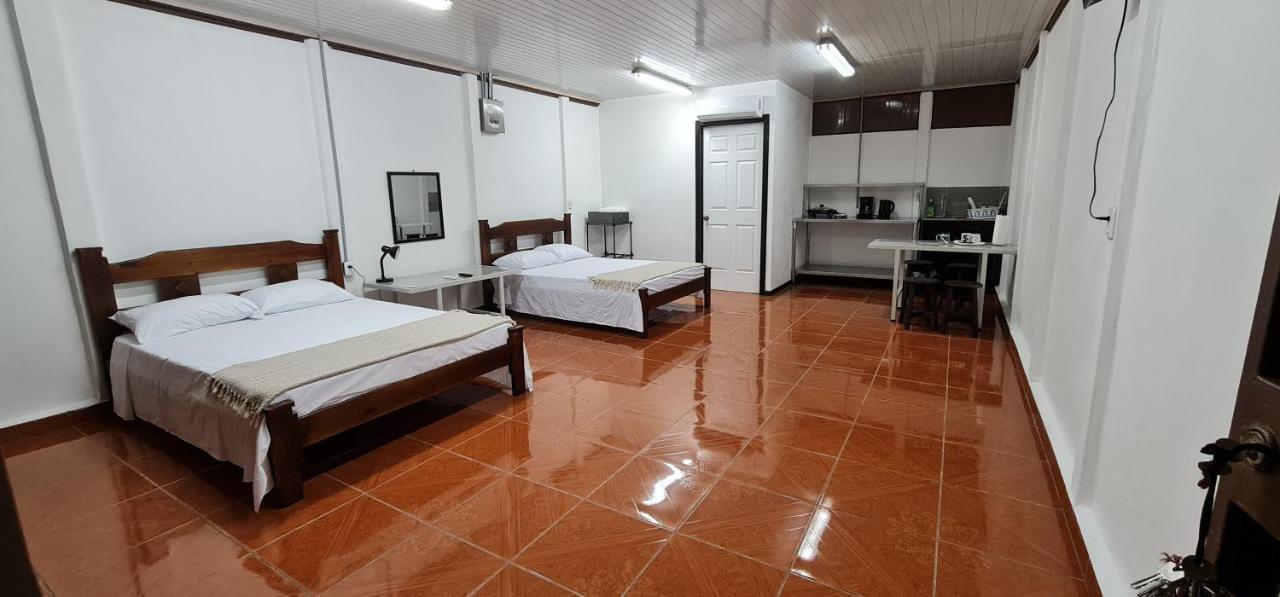 Sleep&Go! Cabina Cuadruple En Siquirres Centro - And Rafting Tour! Siqurres Da Alegria المظهر الخارجي الصورة