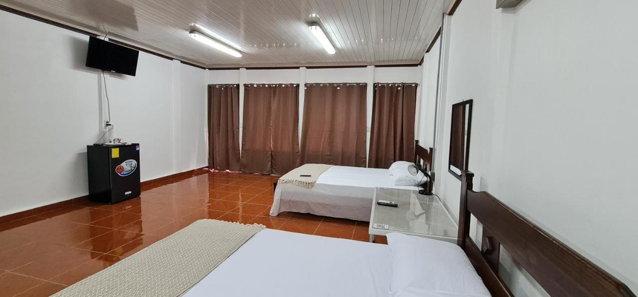 Sleep&Go! Cabina Cuadruple En Siquirres Centro - And Rafting Tour! Siqurres Da Alegria المظهر الخارجي الصورة
