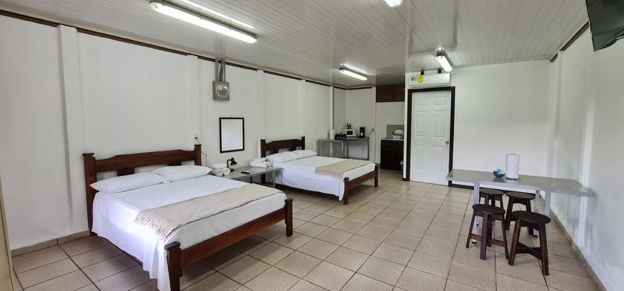 Sleep&Go! Cabina Cuadruple En Siquirres Centro - And Rafting Tour! Siqurres Da Alegria المظهر الخارجي الصورة
