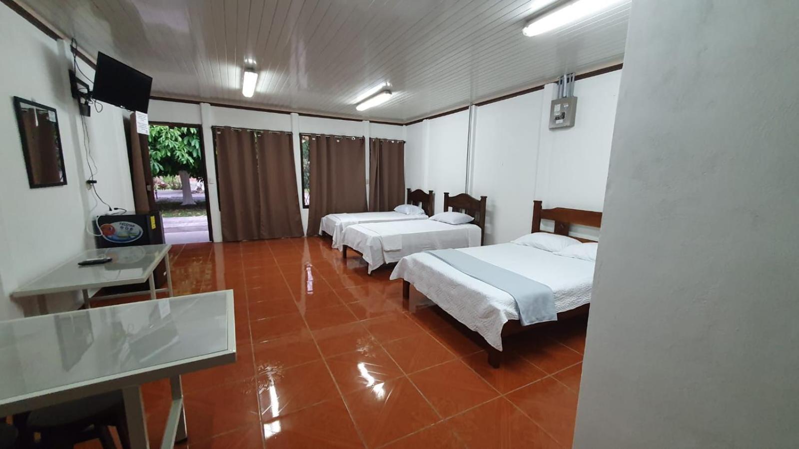 Sleep&Go! Cabina Cuadruple En Siquirres Centro - And Rafting Tour! Siqurres Da Alegria المظهر الخارجي الصورة