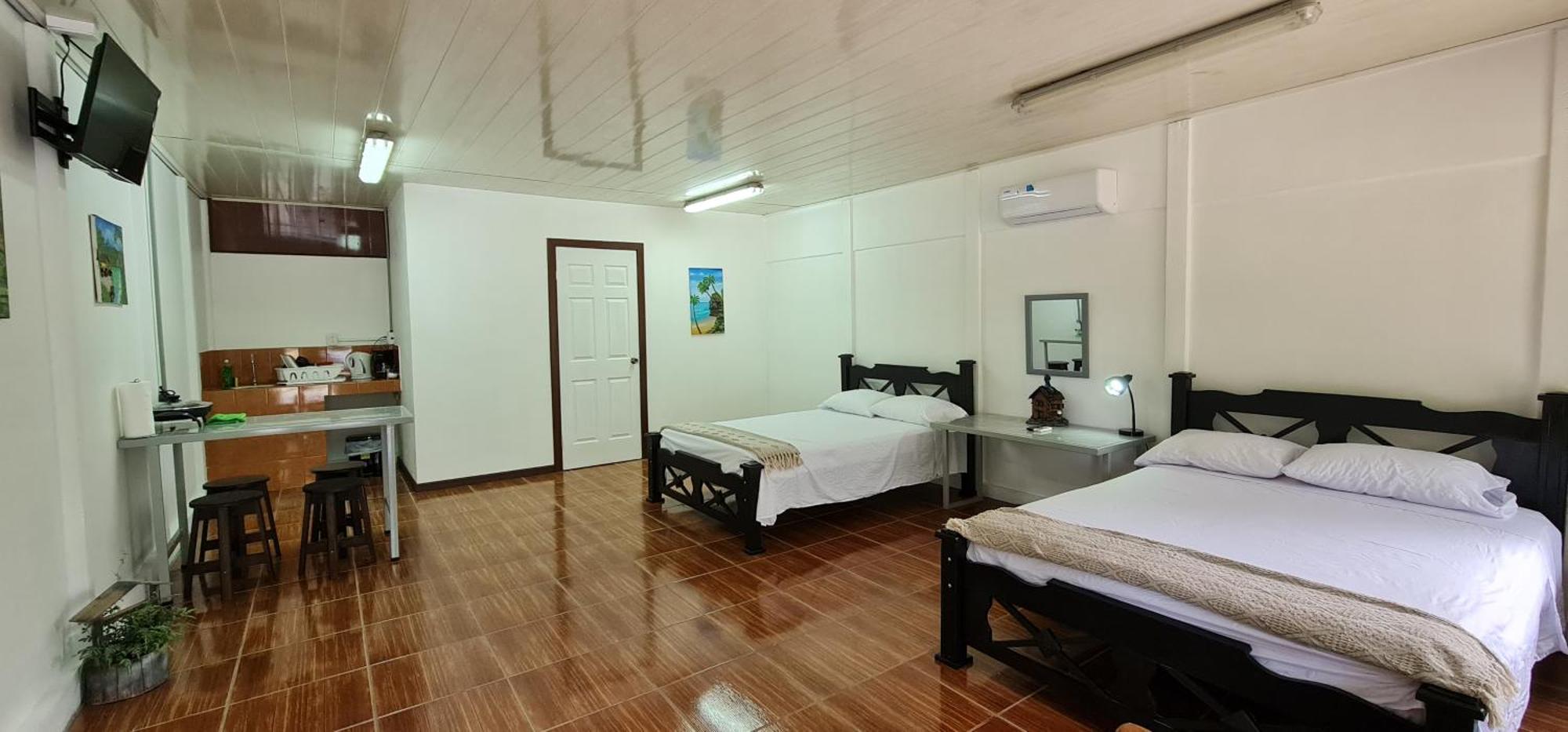 Sleep&Go! Cabina Cuadruple En Siquirres Centro - And Rafting Tour! Siqurres Da Alegria المظهر الخارجي الصورة