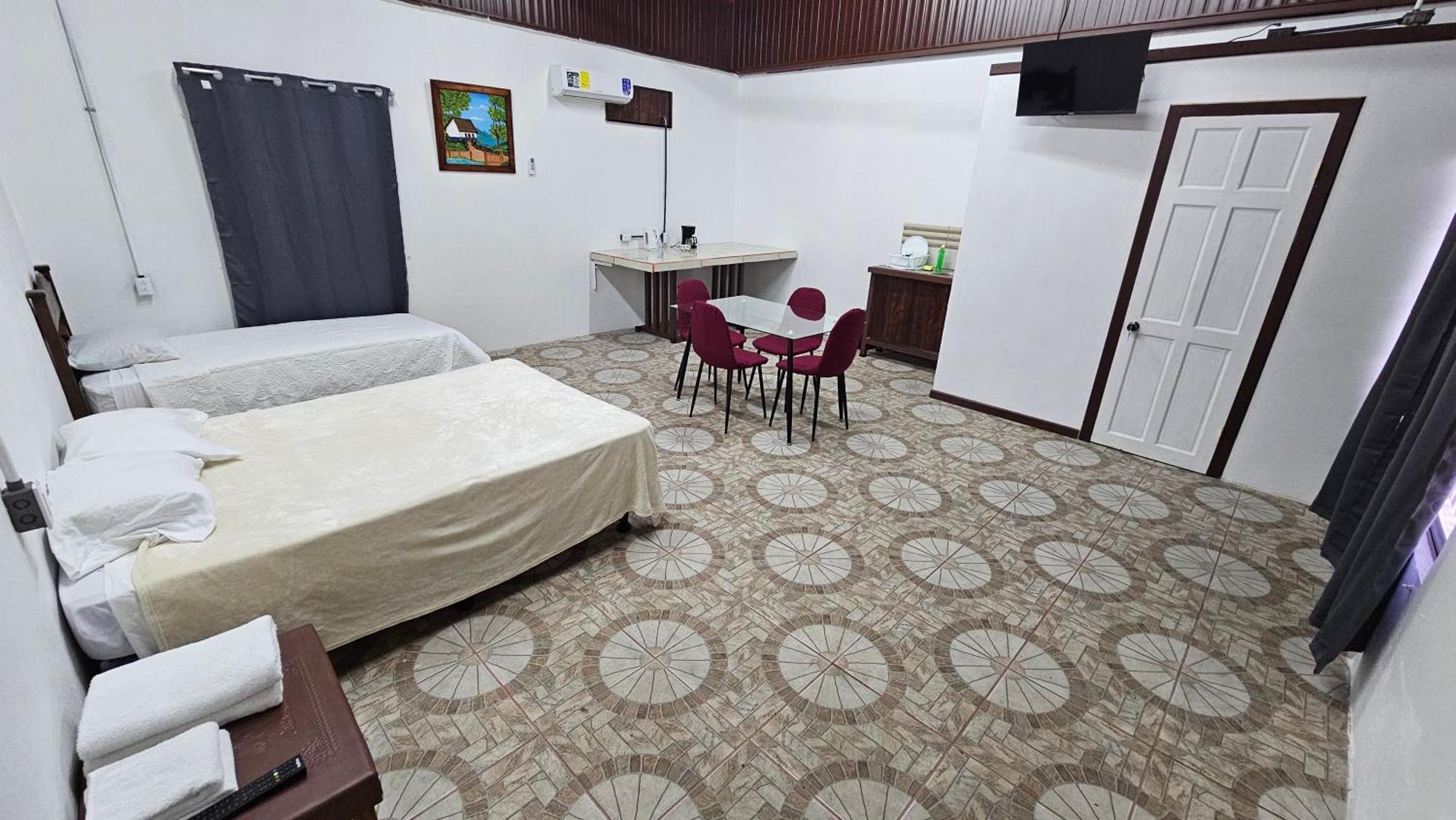 Sleep&Go! Cabina Cuadruple En Siquirres Centro - And Rafting Tour! Siqurres Da Alegria المظهر الخارجي الصورة