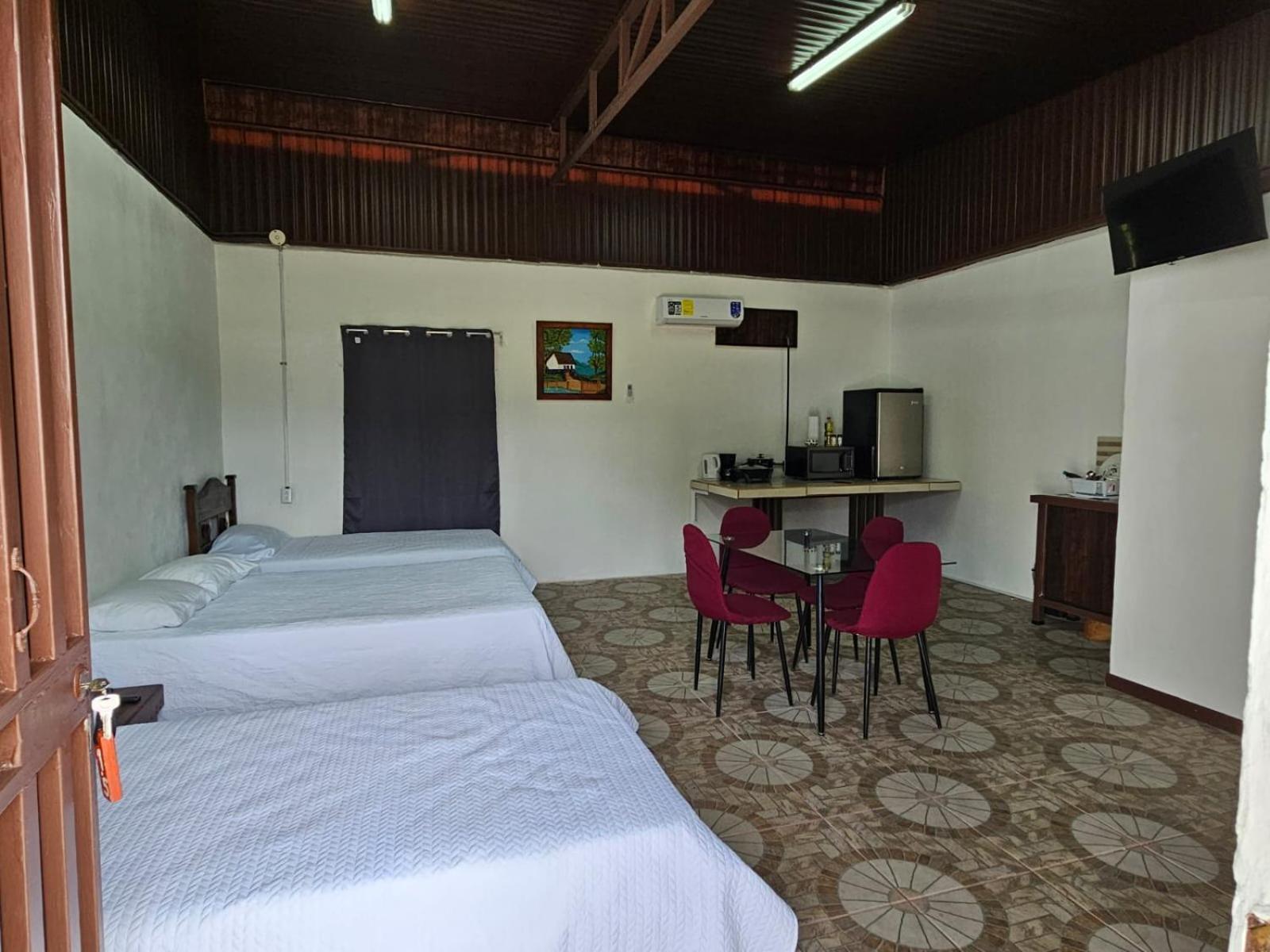 Sleep&Go! Cabina Cuadruple En Siquirres Centro - And Rafting Tour! Siqurres Da Alegria المظهر الخارجي الصورة